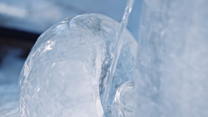 山泉的特写镜头冰川水源冰雪消融淡水资源