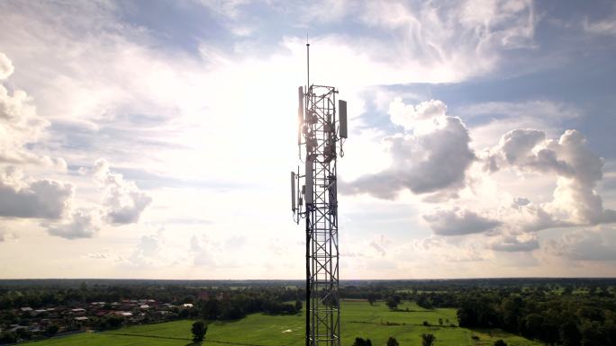 乡村社区的通讯塔。