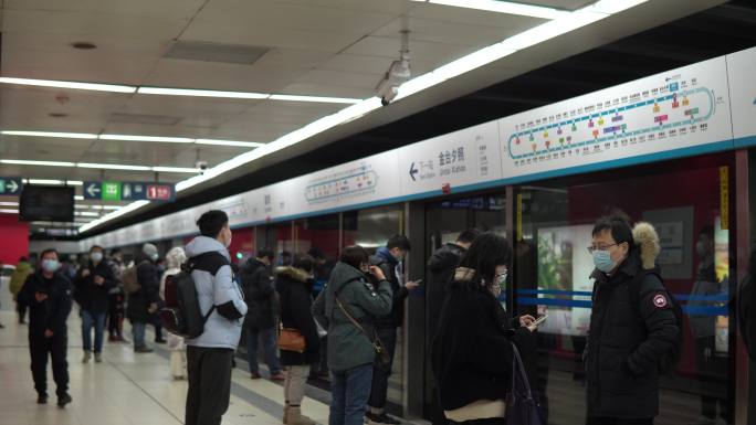 北京地铁等车的人群