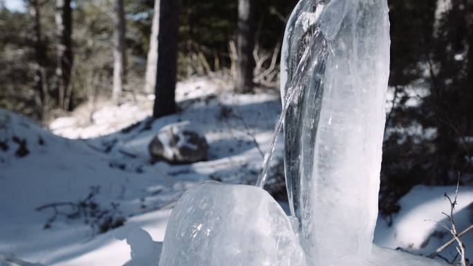 山泉的特写镜头冰泉冰块冰天雪地冰水视频素