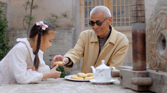 老人小孩吃糕点-南式细点-糕点-山楂锅盔