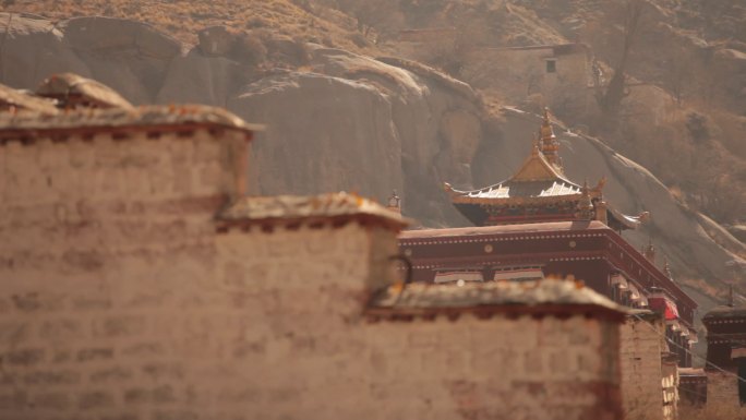 拉萨 藏族民  朝拜转经文 藏式建筑 山