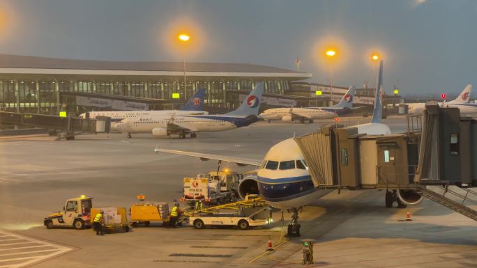 飞机场忙碌着搬运行李
