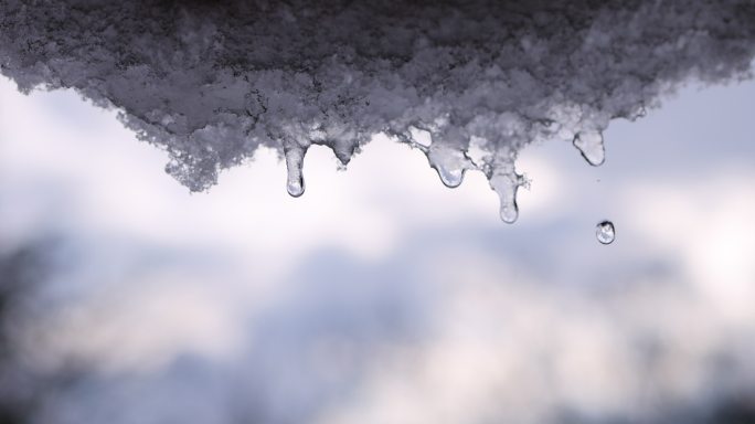 融化的冰柱冰柱滴水冰雪融化融冰