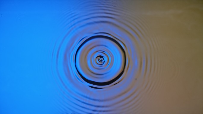 一滴水滴落入水中形成圆形涟漪