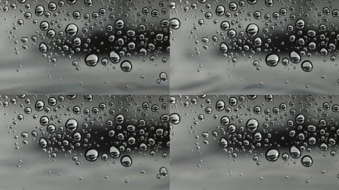 雨点滴落在窗户玻璃上