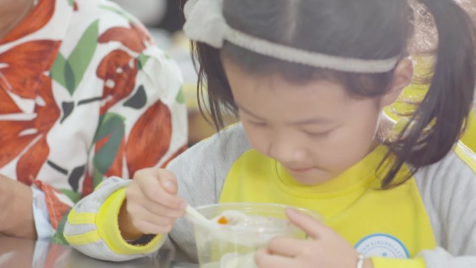 小学生儿童孩子吃饺子学校组织家长亲子活动