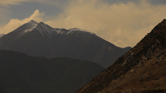 西藏 高原 雪山 线 山林 蓝天白云