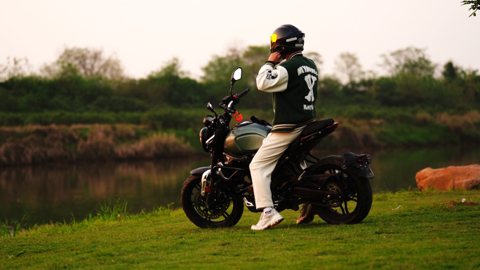 男人骑上摩托车