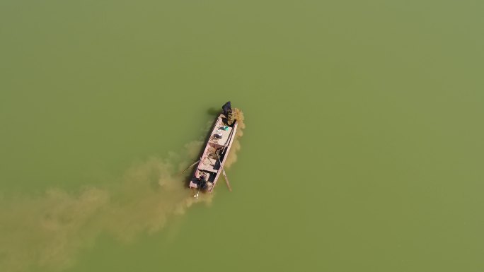 包头黄河河道浅滩渔船航拍