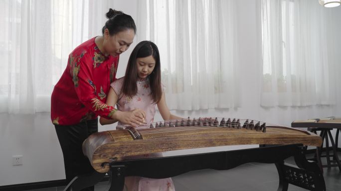 4k老师指导年轻女子学习古筝演奏古筝教学