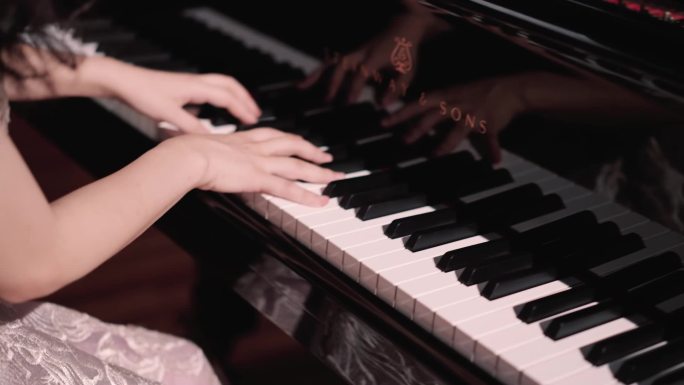 成都城市音乐厅女子弹钢琴黑场音乐航拍