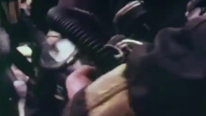 70年代火灾消防员救火贝尔机房交换机起火