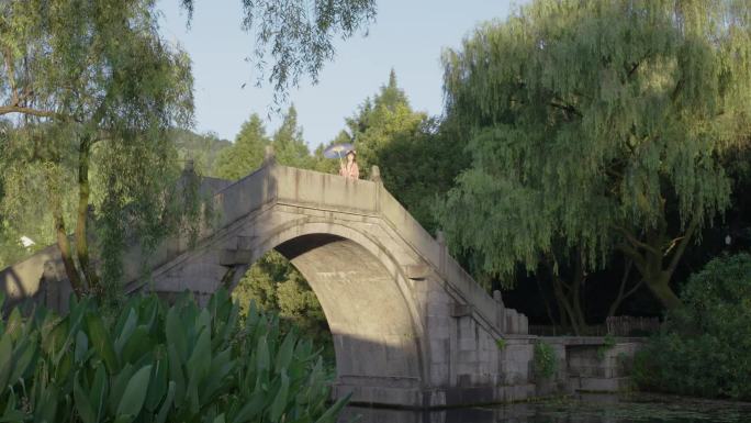 古风古装汉服浴鹄湾美女西湖三台山风景拱桥