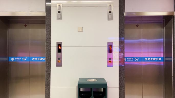 中国移动5G未来无限可能电梯门自动打开