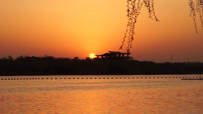河边落日 水边落日夕阳红夕阳无限好