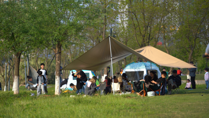 周末节假日公园露营 河边野餐