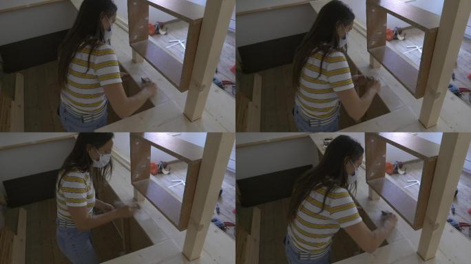 女人用木头组装厨房家具。