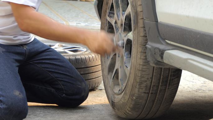 汽车修理换轮胎车辆故障备用胎