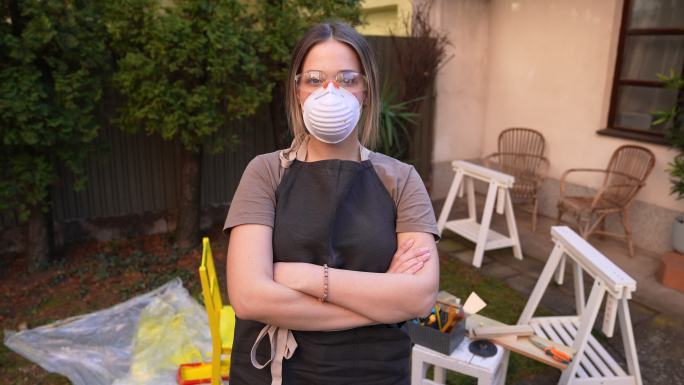 戴着口罩的女人防护服抗击疫情新冠病毒