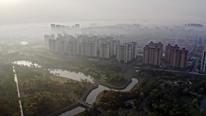 上海闵行梅陇镇清晨大雾大场景航拍4K。