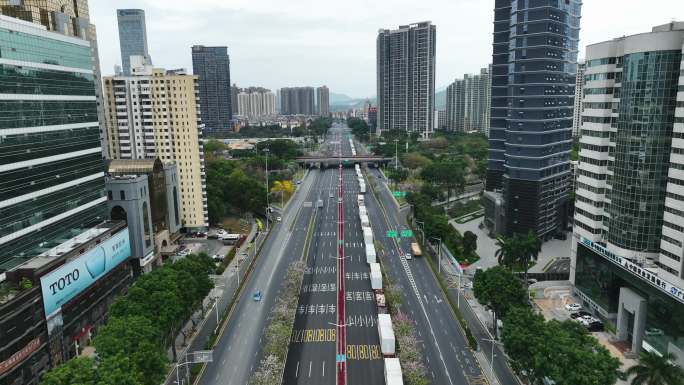 深圳疫情空城滨河大道的单体方舱运输车队