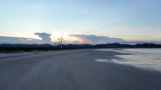 俯瞰海滩上的风电场