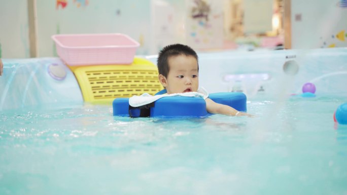 婴儿小孩游泳实拍素材（原创）