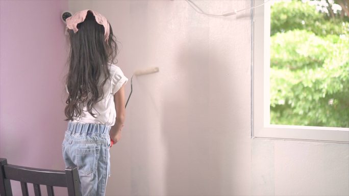 可爱的小女孩喜欢粉刷房间