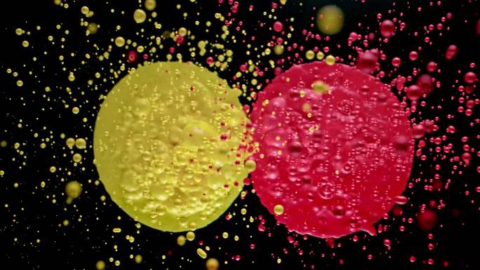 水滴从黄色和红色斑点飞到空中