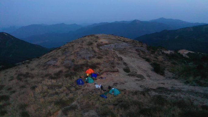 高山夜幕降临露营