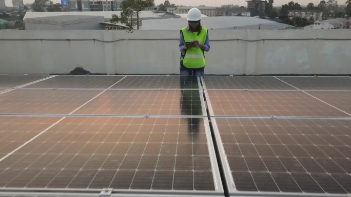 工程师正在检查安装太阳能电池板