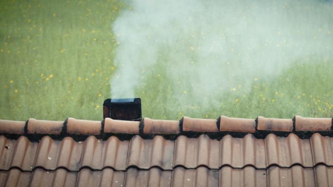 农村屋顶烟囱炊烟袅袅视频素材
