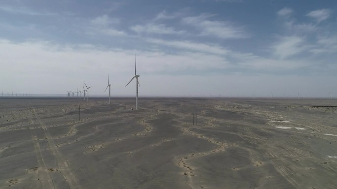 新疆哈密：航拍沁城风电场