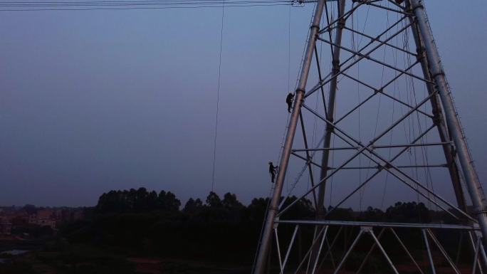 黄昏特高压电线安装工人爬下铁塔