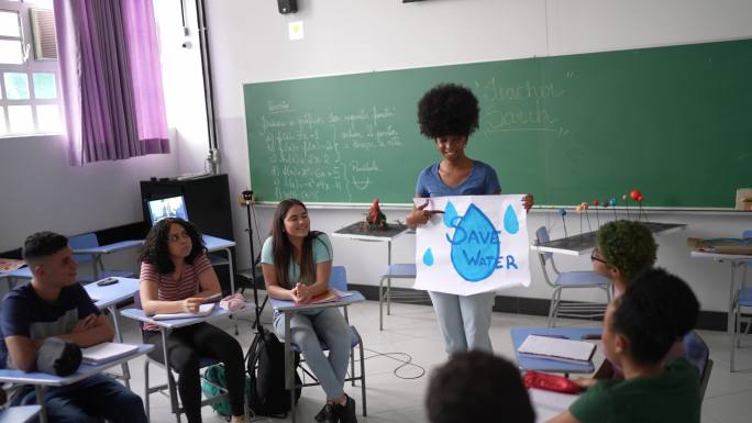 青少年学生在教室里做水资源保护概率的报告