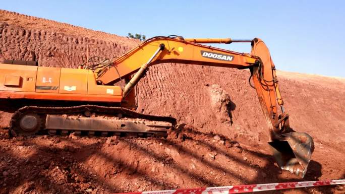 勾机挖掘机手工地推土 实操运作挖掘机