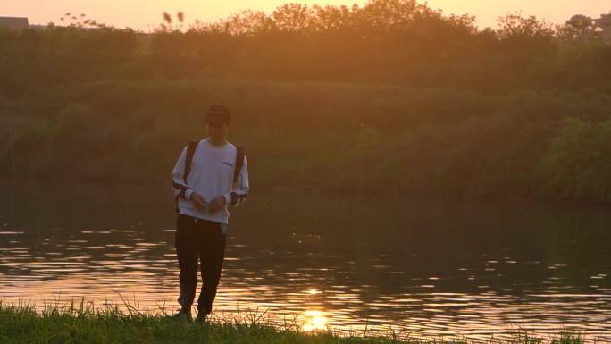 夕阳下散心 情感素材