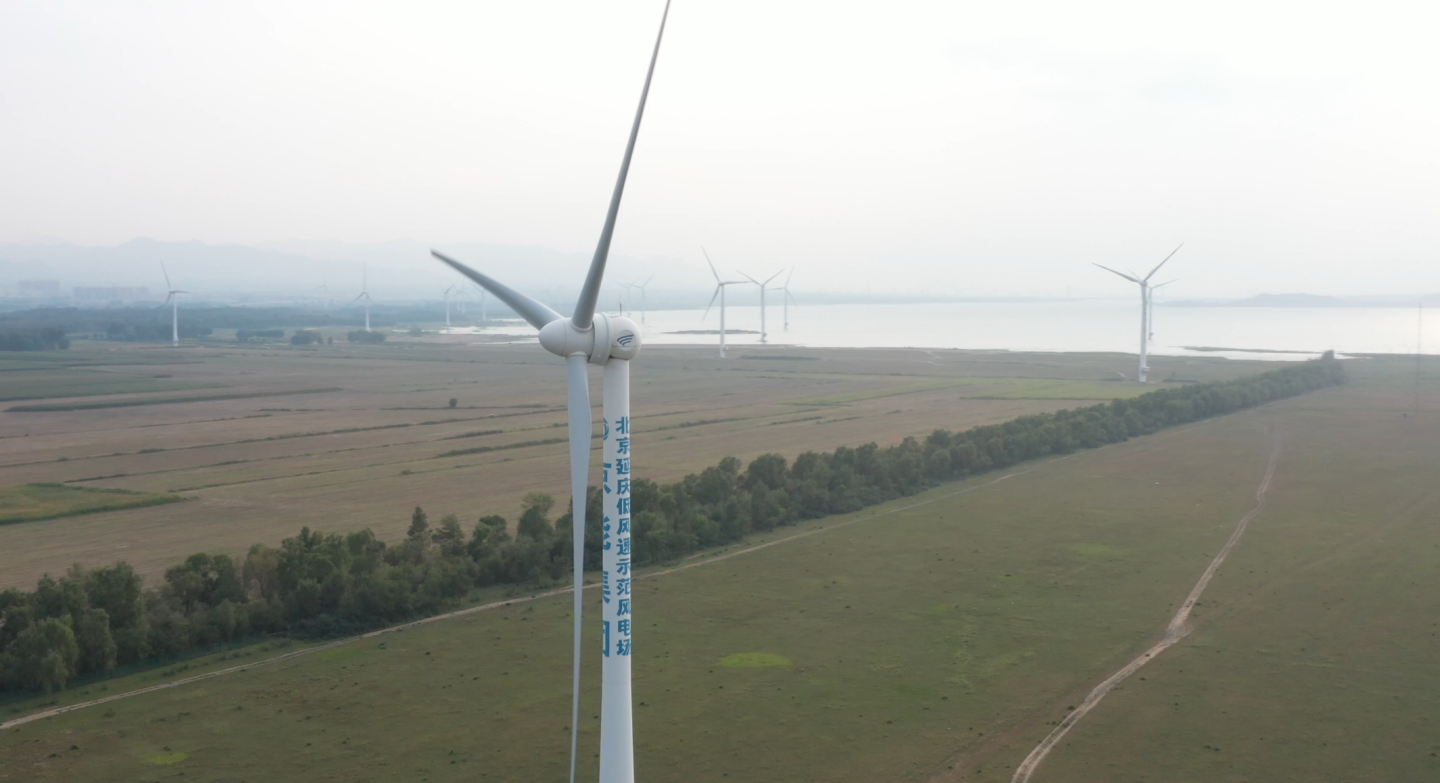 无人机近距离航拍风电场风车风力发电