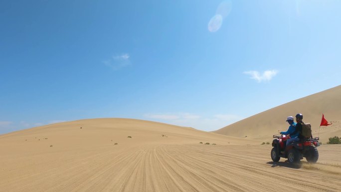 沙漠里的沙滩摩托