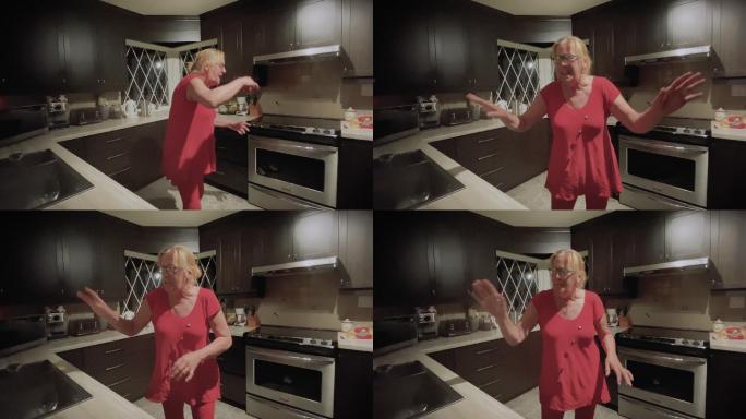 一位老妇人在厨房里跳舞