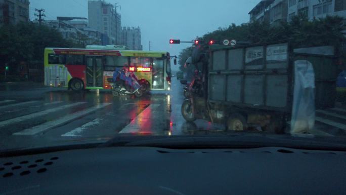 雨天早上行车，红绿灯路口