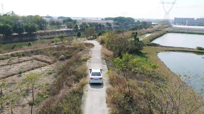 春节回家打工者自架车乡村小路行驶衣锦还乡