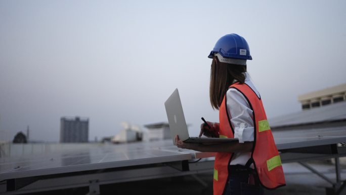 女工程师正在检查安装太阳能电池板