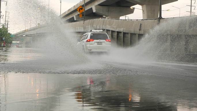 雨天道路交通实拍视频素材