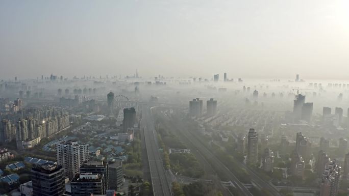 上海闵行梅陇镇清晨大雾大场景航拍4K。