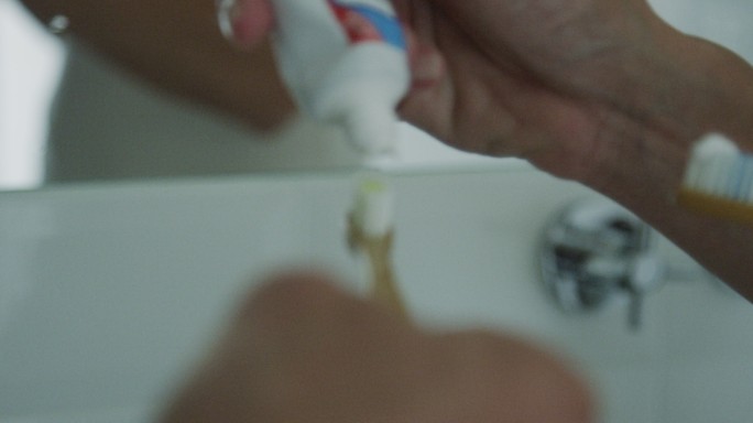 在浴室里挤牙膏的女人