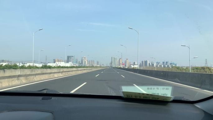 新冠疫情下中环高架快速路交通空旷的情景