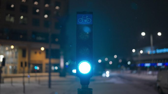 雪天晚上的交通灯红绿灯信号灯升格