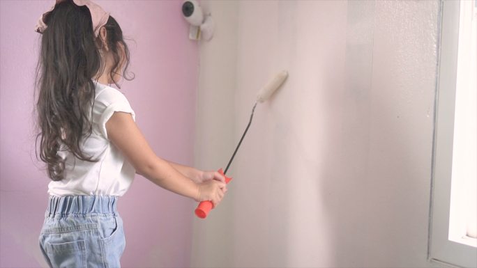 可爱的小女孩粉刷她的房间